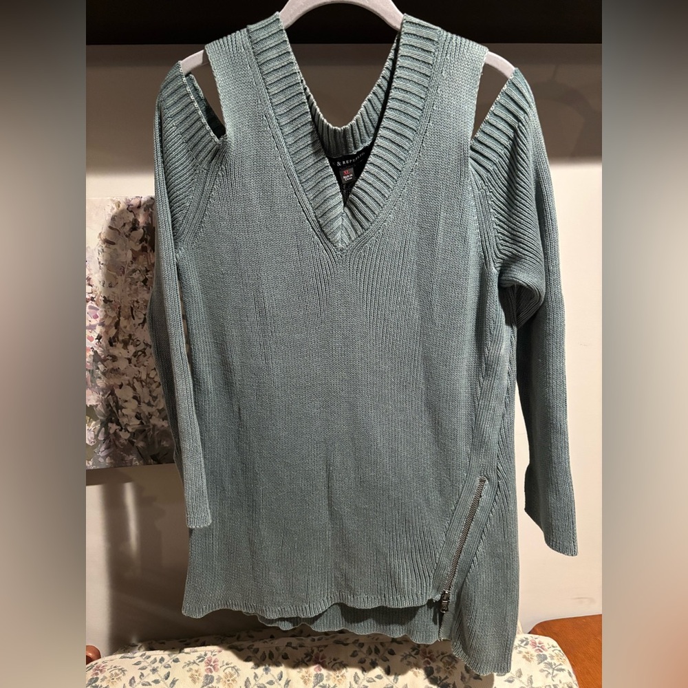Rock & Republic V-Neck Sweater in Teal with Cut-Out Shoulders
